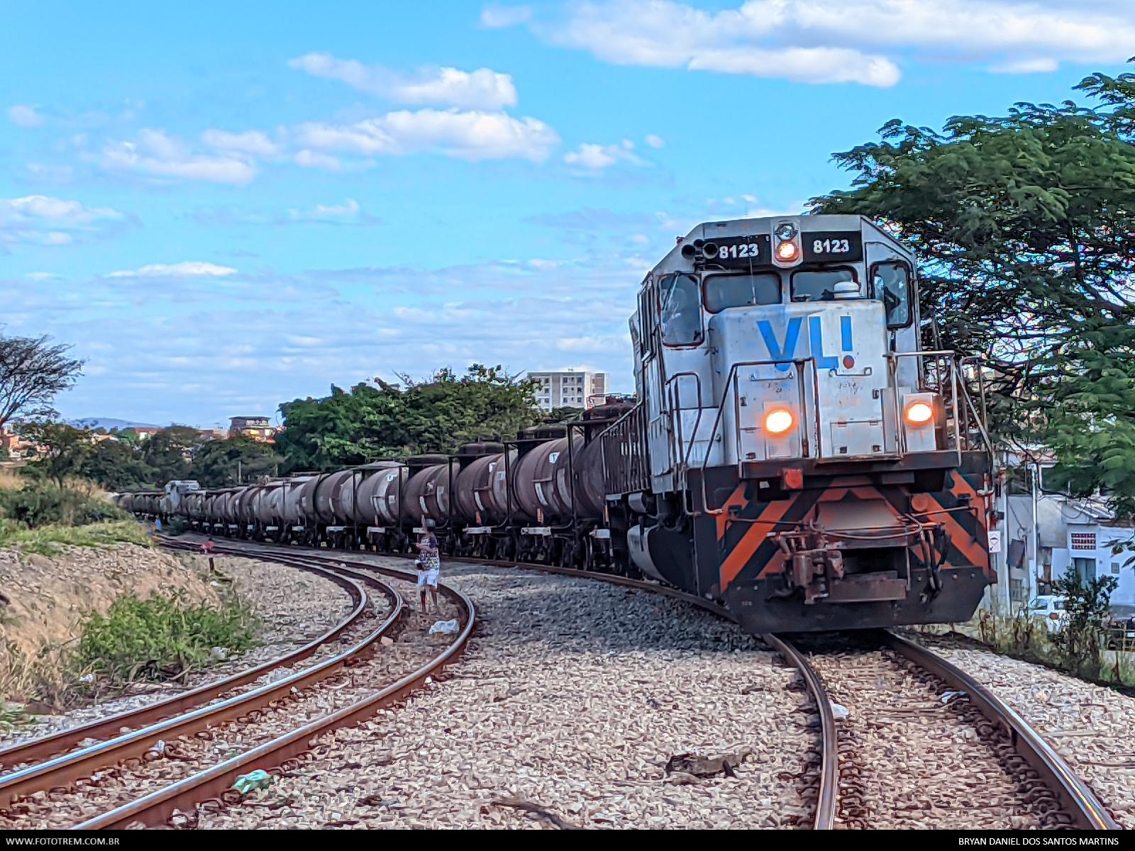 VLI EMD BB40-2 8123 em Betim MG 