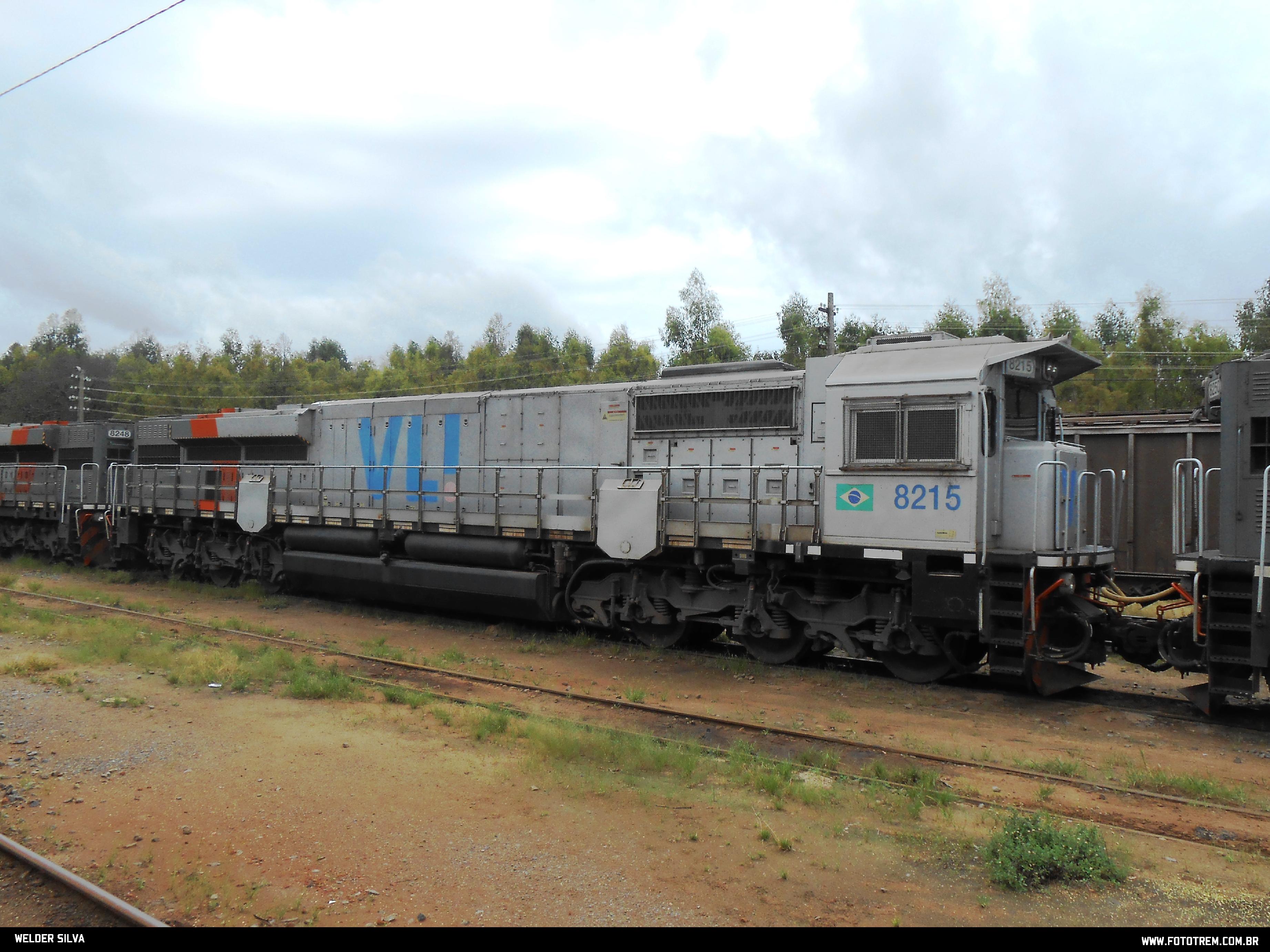 VLI EMD GT46AC 8215 em Goiandira GO 