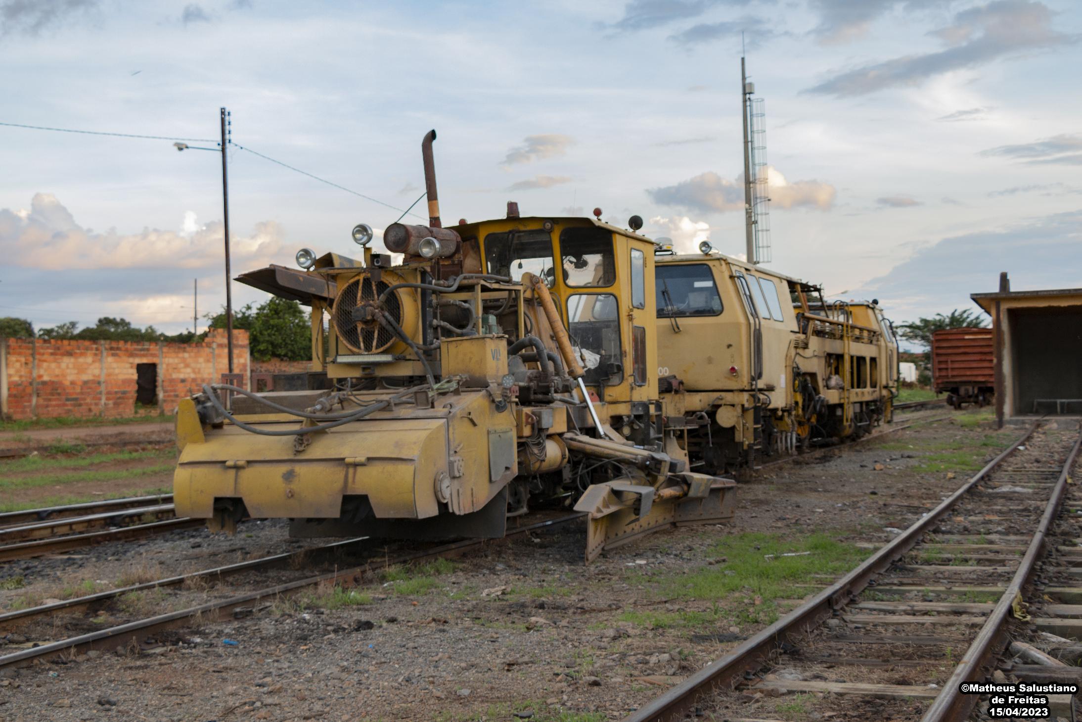 VLI PLASSER_&_THEURER_PBR_202 390 em Leopoldo de Bulhões GO 