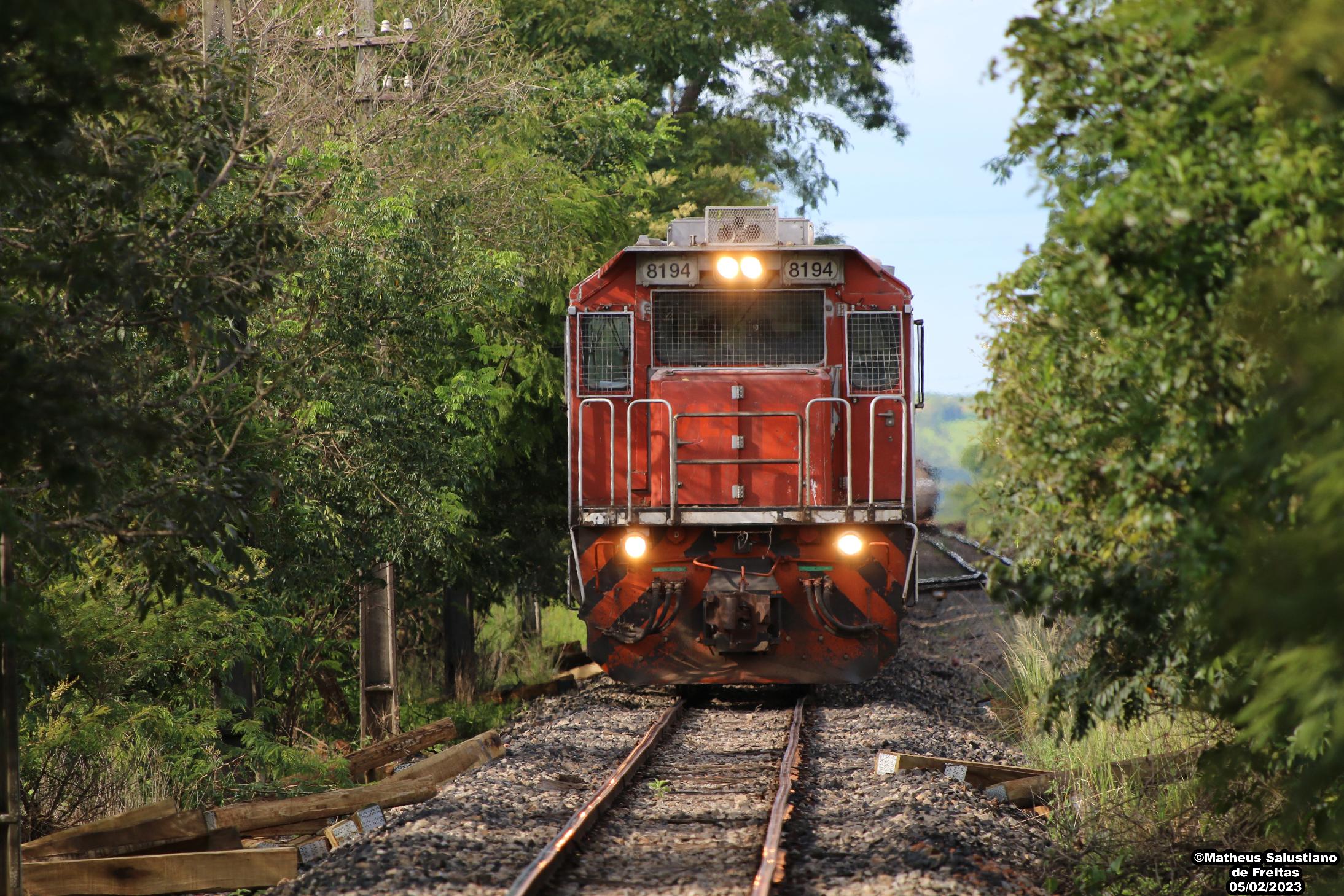 VLI EMD GT46AC 8194 em Pires do Rio GO 