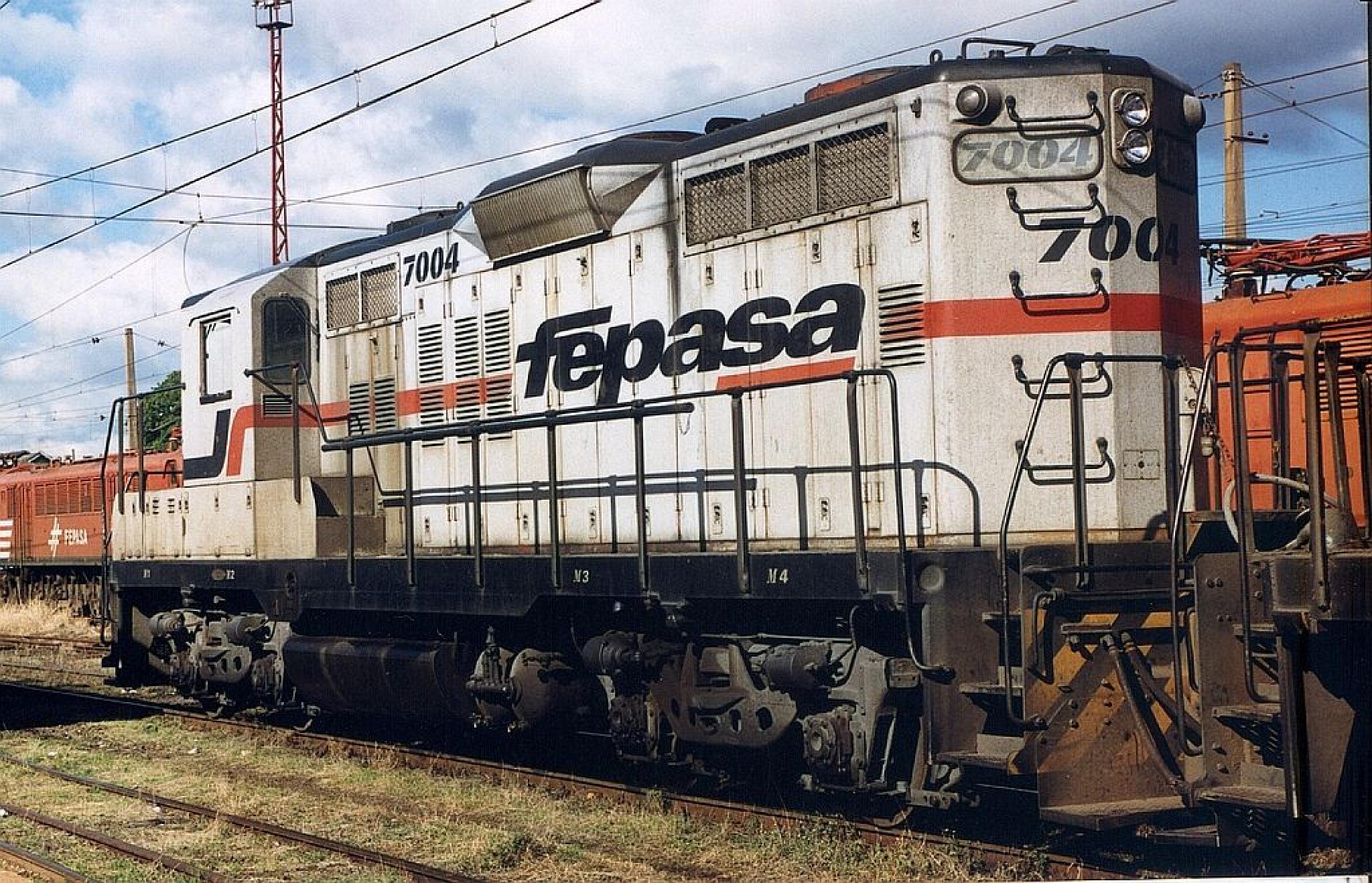 FEPASA GM - GP9 7004 em Bauru SP 