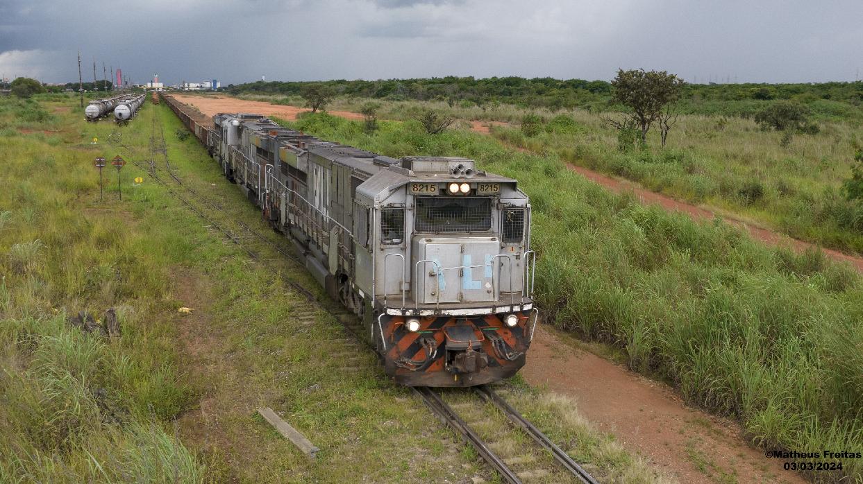 VLI EMD GT46AC 8215 em Brasília DF 