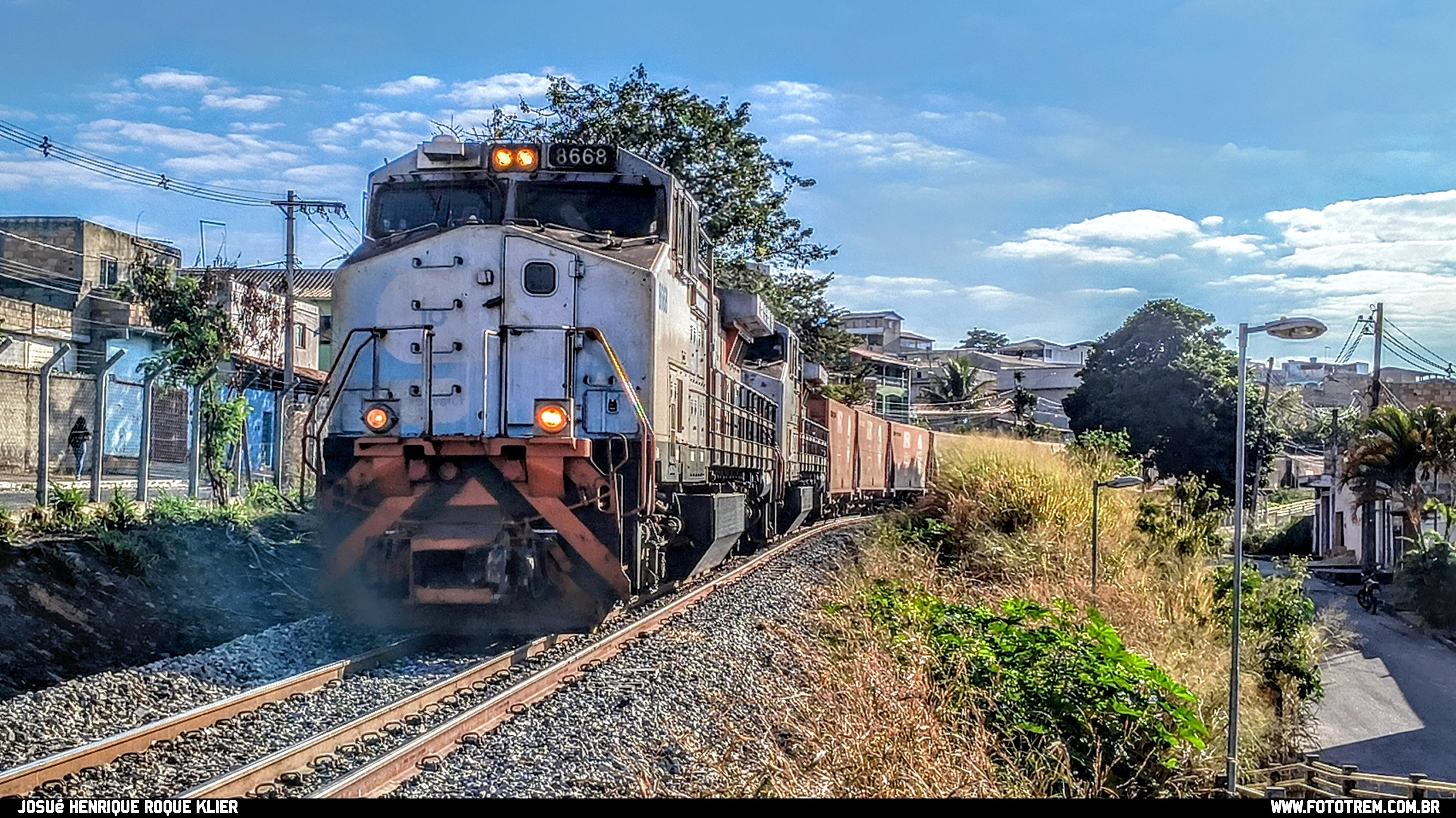 Foto Trem - VLI GE DASH 9-40BBW 8668 em Betim - MG