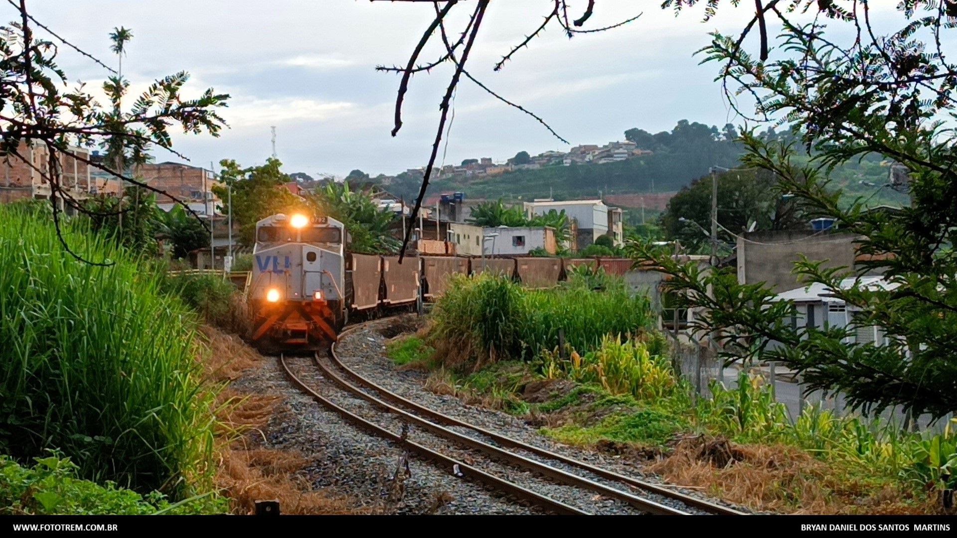 Foto Trem - VLI GE DASH 9-40BBW 8782 em Betim - MG