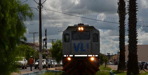 VLI EMD GT46AC 8187 em Catalão - GO