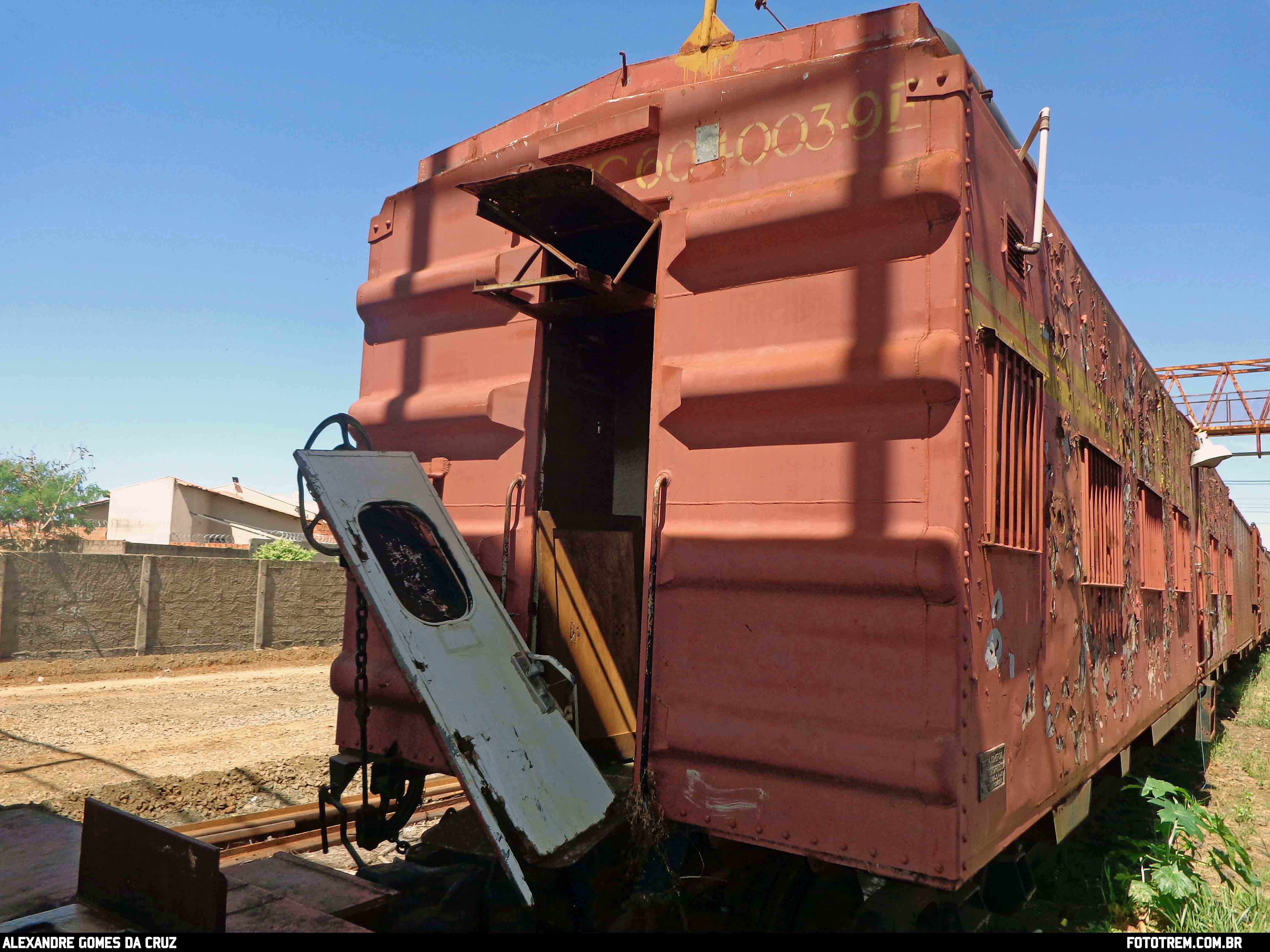 Foto Trem - FCA Vagão FNC604003-9E em Araguari - MG