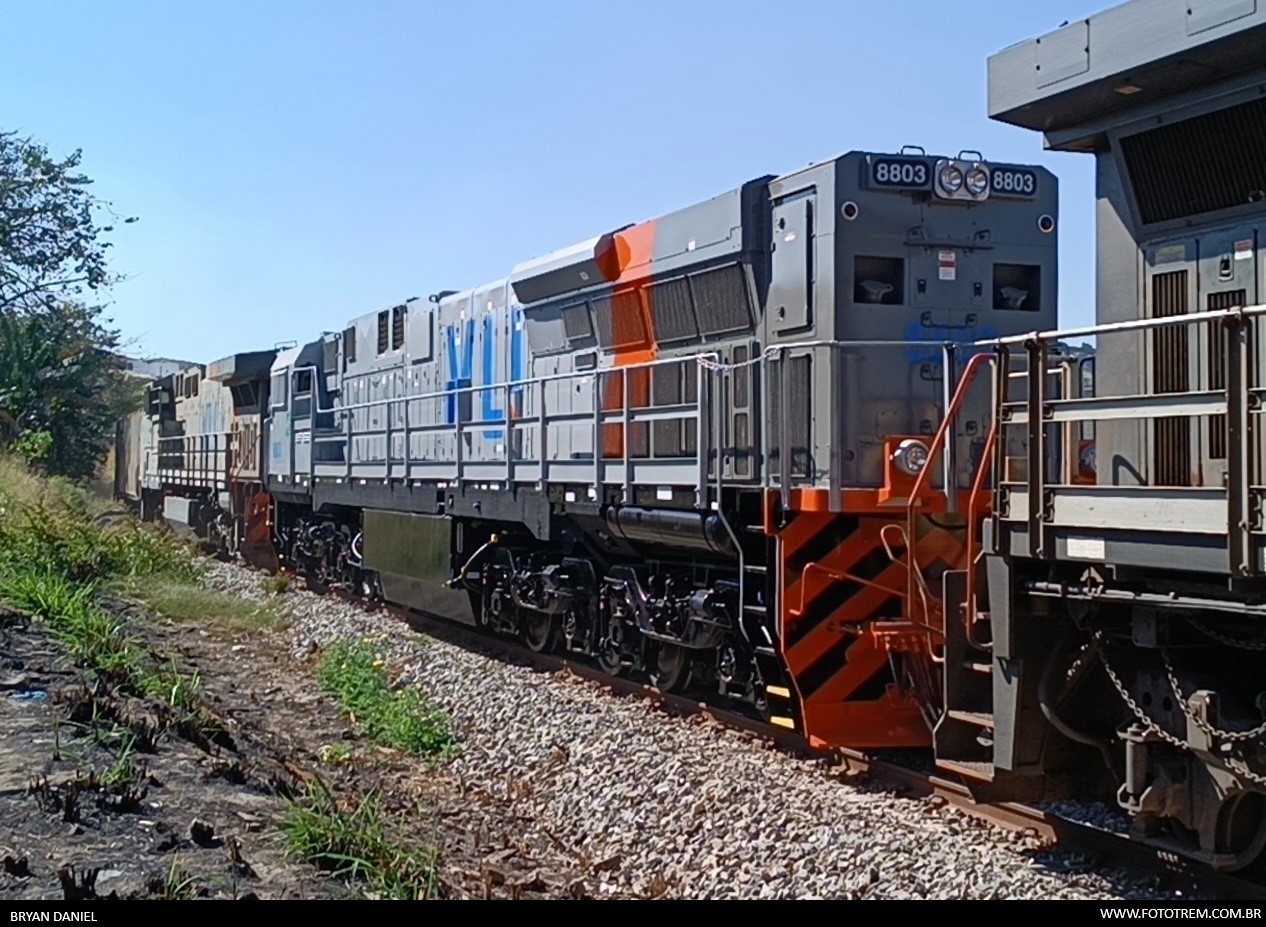 Foto Trem - VLI WABTEC ES43bbi 8803 em Betim - MG